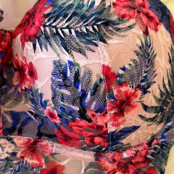 Large DD Victoria’s Secret PINK slightly padded floral lace bralette - Picture 2 of 4